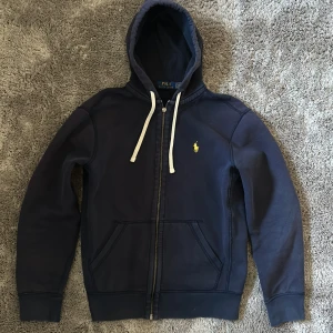 Ralph Lauren Zip Hoodie  - Säljer nu denna svin feta Ralph Lauren Zip Hoodien. Den är i bra skick 9/10. Storlek S. Skriv vid fler funderingar