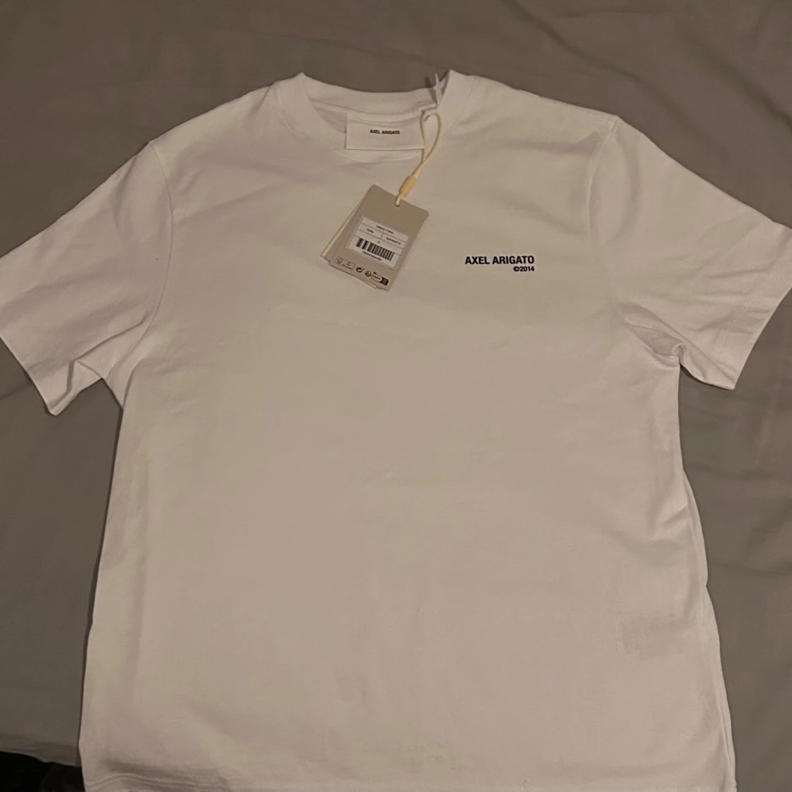 Vit t-shirt från Axel Arigato