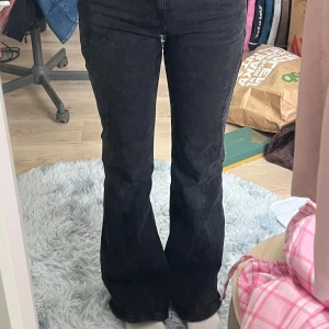 Supersnygga jeans - Super fina svarta bootcut jeans med snygga detaljer. Har tyvärr växt ur dom annars hade jag behållt dom.