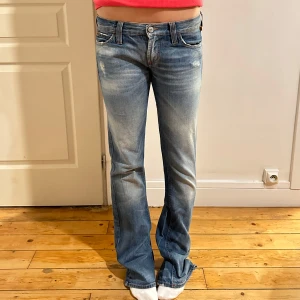Blå bootcut jeans - Passar XS/S. Midja 38cm, innerbenslängd: 86cm