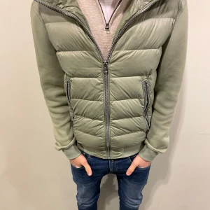 Mackage  - En riktigt snygg och unik jacka ifrån mackage, som är perfekt inför våren. Den är även i mycket bra skick använt få gånger. Ny pris 6800