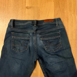 Ltb jeans - Mycket fina jeans, säljer då de inte kommer till användning. Tyvärr har de gått sönder vid fickorna se första bilden men har sytt ihop och det är inte något man tänker på. Kan diskutera pris vid snabb affär.