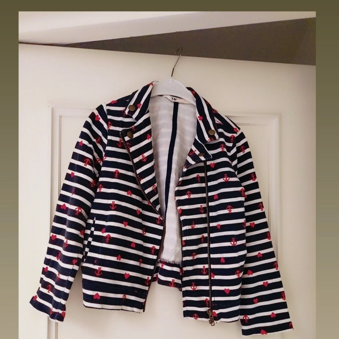 Randig jacka med hjärtan till flickor, storlek 8 år