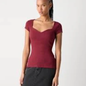 Vinröd ribbad topp från anna field - Säljer en supertrendig vinröd ribbad topp från Anna Field. Toppen har en v-ringad design och korta ärmar, perfekt för en stilren look. Nypris 170 kr. 💞