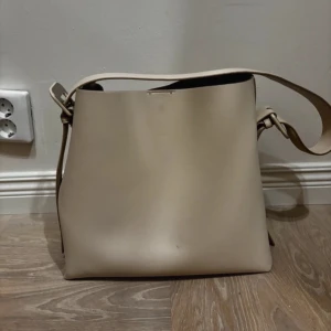 Begie väska - Super snygg stor och rymlig begie handväska från mango ❤️(små skav under se på bild 5 men absolut inget man tänker på)