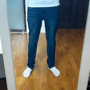 Levi's 512 Slim Taper Jeans - Nu säljs ett par fräna levis 512:or 🍾 Han på bilden är ca 176cm 📏 Perfekt för fest eller vardag 👏 Hör gärna av dig efter mer bilder och funderingar 🤔💭 Gratis sampel vid köp !