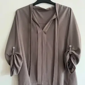 Jätte stil ren blus i ljusbrun / grå / beige. 