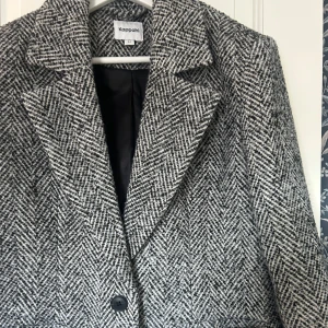 Svart/vit kappa - Säljer denna fina kappa från Kappahl, storlek 36, går under rumpan på mig som är 162, så mellan lång kappa, superfint skick🩷