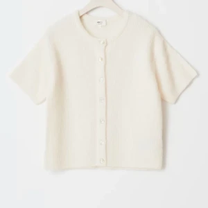 Vit kortärmad kofta från Gina - Säljer en stilren vit kofta från Gina med korta ärmar och knappar framtill. Super fin och är aldrig använd!💕pris kan diskuteras 