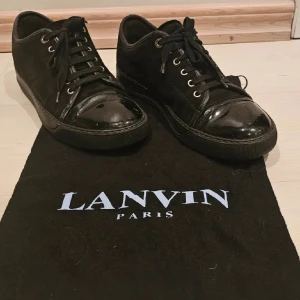 Lanvins - Lanvins storlek 44 helt okej skick skorna är jätte fina men det finns en liten defekt på glanset| tillbehör endast skorna och dustbag
