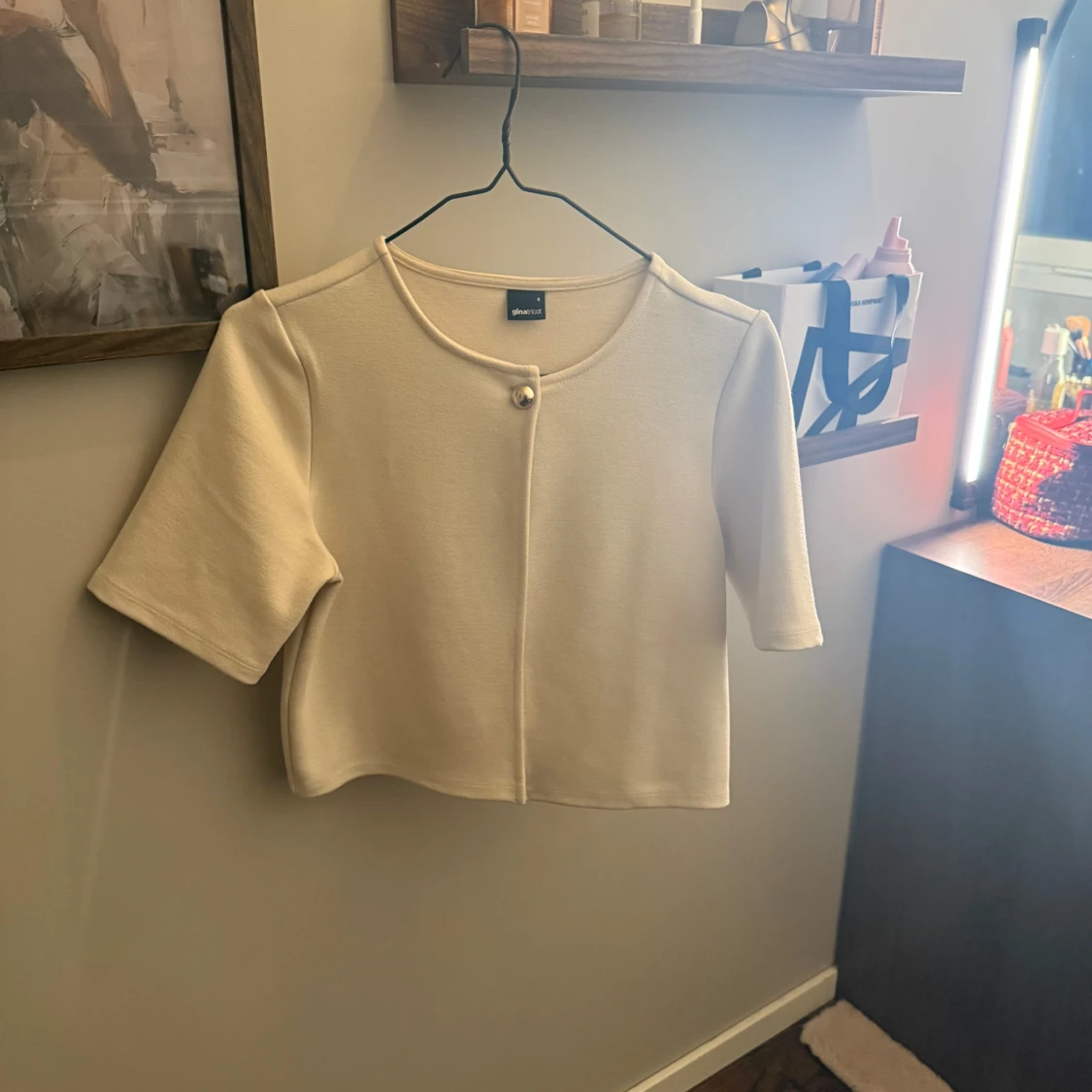 Beige kortärmad topp från Gina Tricot