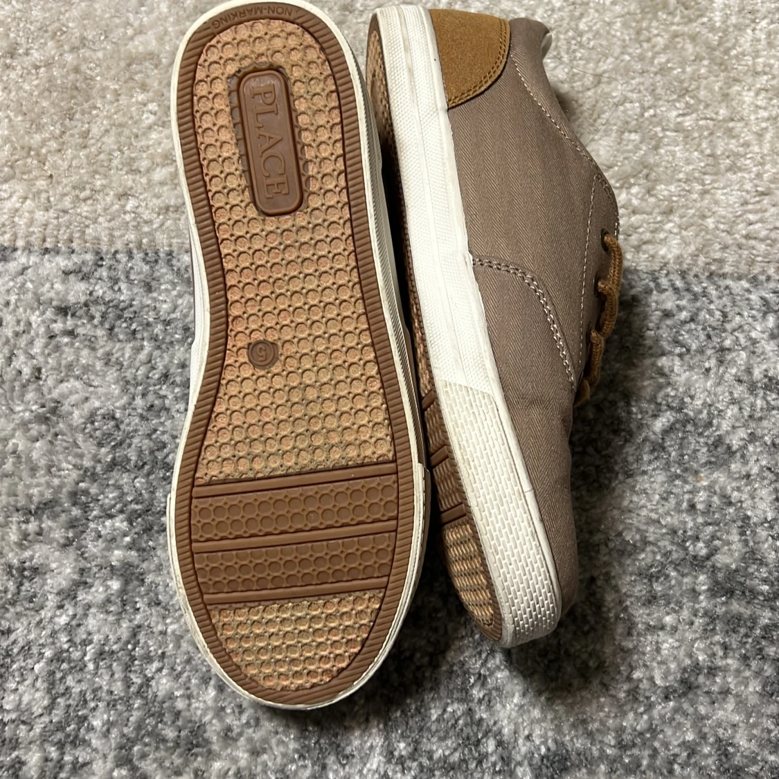 Bruna sneakers från Place - 2