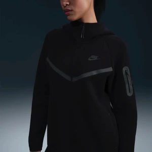 Svart nike tech fleece - Fin kofta. Inte mycket använd och inga skador på koftan. 