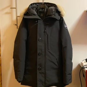 Canada goose Chateau  - Säljer min väldigt välskötta och snygga black label Chateau. Inte varit använd mycket och är i utmärkt skick. hängare/dustbag och en kepslikande sak som kan sättas dit istället för pälsen följer med. Kostar närmare 20000kr ny 