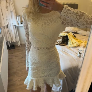 Vit klänning - Så fin klänning med öppen rygg (kunde inte knyta därav smörerna som hänger, sitter mycket finare knuten😂) köpte till min student men valde annan klänning, så endast testad. Perfekt studentklänning