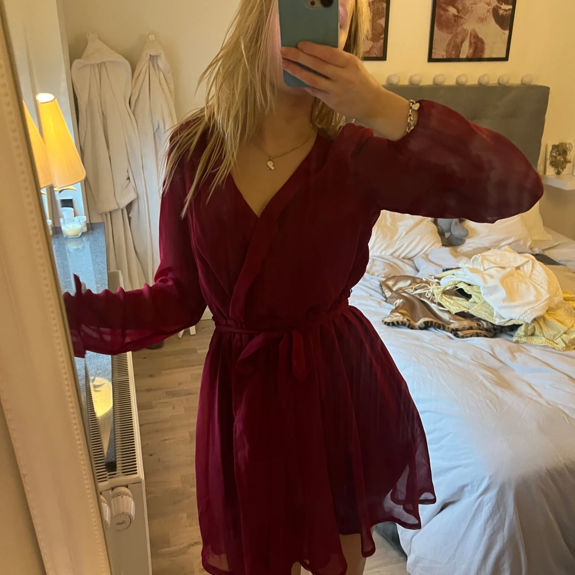 Vinröd klänning med knytband