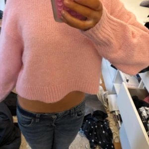 Rosa stickad croppad tröja - Säljer en söt rosa stickad tröja med croppad passform. Från hm🥰