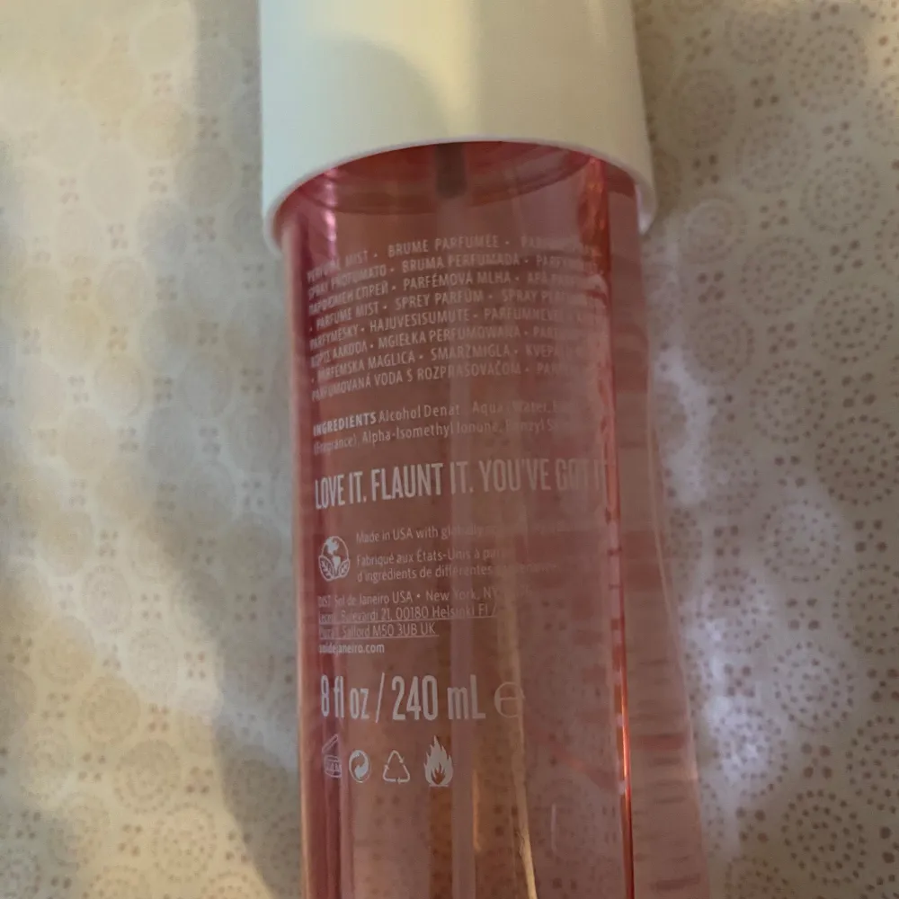 ANVÄND Fräsch och exotisk doftmist från Sol de Janeiro, Brazilian Crush Cheirosa '68. Flaskan är rosa med en vit kork och rymmer 240 ml. Doften kombinerar noter av brasiliansk jasmin och rosa drakfrukt, vilket ger en tropisk och blommig känsla. Se hur mycket som är kvar på andra bilden. Perfume.