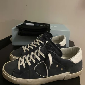  Philippe Model navy blå mocka - Tjena, säljer mina Philippe Model skor dom är i ny skick! Skorna har inga defekter och sko låda, dust bag och extra skosnören med följer. De bara höra av er om ni har den minsta lilla funderingen🍾MVH VGClothing🍾