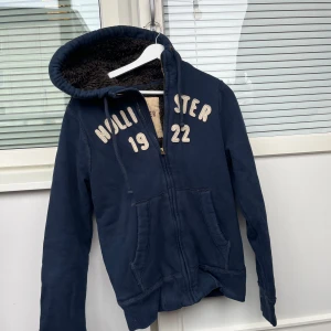 Hollister huvtröja med fluff - Supersnygg zip up ifrån Hollister med brunt fluffigt material inuti!💓 Den är varm och verkligen såå mysig!😇 I bra skick men använd, hittar inga defekter💓