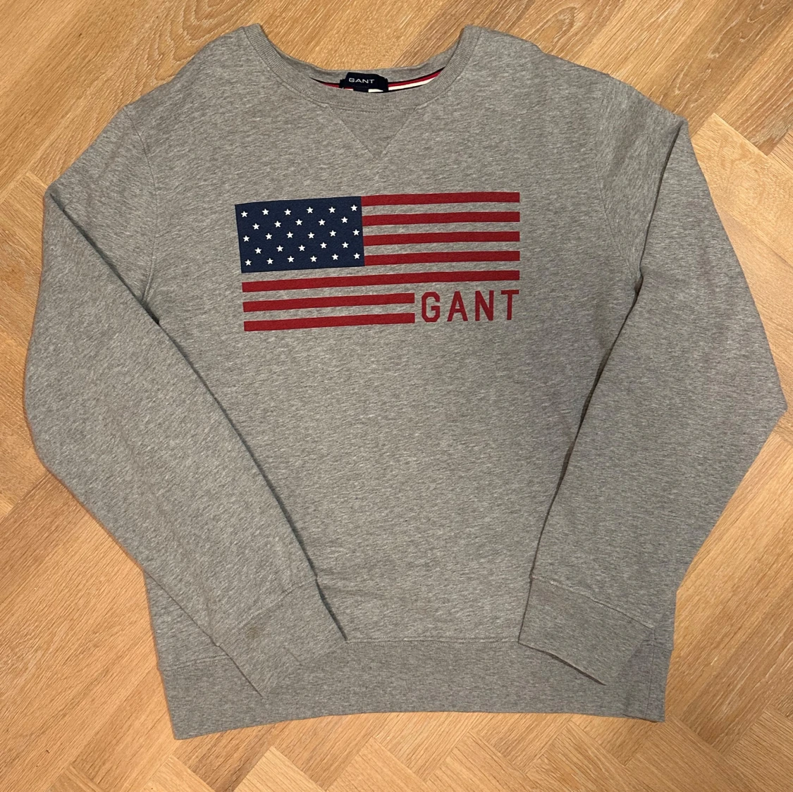 Grå GANT tröja med USA flaggan