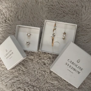 Caroline Svedbom sett - oanvända smycken då jag är silver person. fick dessa i konfirmand present men är försent att returerna. säljer styckvis, isf kom privat annars allt för 1250🎀
