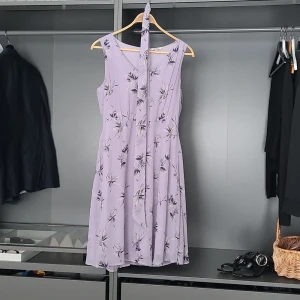 Ljuslila blommig klänning från Alice Bizous - Säljer en söt ljuslila klänning från Alice Bizous med blommigt mönster. Klänningen är ärmlös har har ett fint knytband. Perfekt för en sommardag eller festligheter!