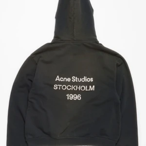 Svart hoodie från Acne Studios - Söker denna hoodie. Kan göra byten eller betala.