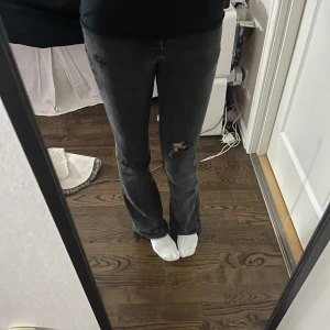 Svarta jeans med slitningar från Gina - Snygga svarta jeans från Gina med coola slitningar på låren och knäna. De är lite slitna vid hälarna som man kan se på sista bilden men annars i super fint skick!