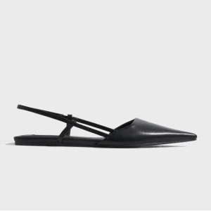 Svarta ballerinaskor från Nelly - Helt nya, oanvända eleganta svarta ballerinaskor från Nelly med spetsig tå och smala remmar. Storlek 38🌸