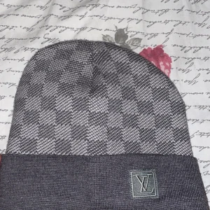 Grå mössa  Louis Vuitton - Priset kan diskuteras vid snabb affär. Fraktas ej. (Göteborg) . One Size