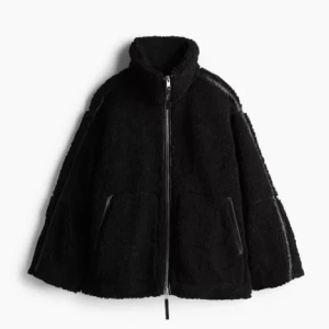 Svart teddyjacka med dragkedja - Mysig svart teddyjacka med dragkedja framtill och hög krage. Inga defekter, använt sparsamt! Tvättar jackan innan jag postar💞