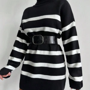 Svart och vit randig stickad tröja - Säljer en svart och vit randig stickad tröja med polokrage. Tröjan har en oversized passform och långa ärmar. Perfekt för en stilren och bekväm look. Kan stylas med ett bälte för en mer definierad siluett.