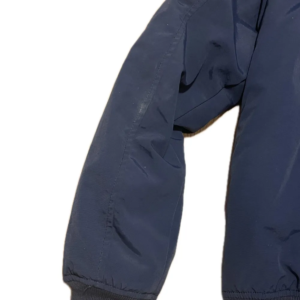 Fodrad Tommy Hilfiger jacka. Använd flertal gånger men har inga större tecken på använding, möjligtvis minimala fläckar men dessa går att bara få bort med vatten. . Takit.