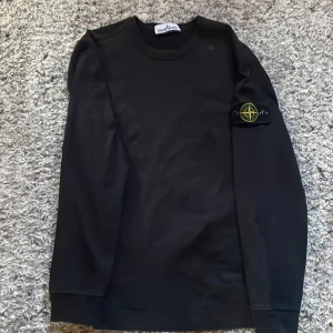 Svart tröja från Stone Island - Säljer en stilren svart tröja från Stone Island, den är i storlek S. Hör av er vid funderingar! 