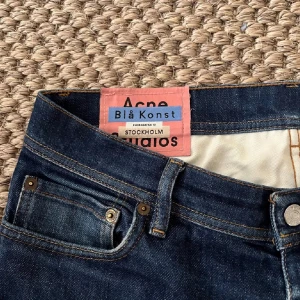 Mörkblå jeans från Acne Studios - Acne jeans 34/32 (passar 33)  aldrig använt dom. Sjukt fin blå färg. Och du får gärna fråga vad som/ John 