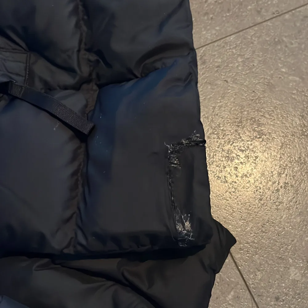 Säljer denna jättefina knappt använda jackan från adidas🤗 originalpris 1000kr🤗 har en liten reva som är lagad, men den syns knappt (visar på bilden) bara & skriva om du undrar nått🥰. Takit.