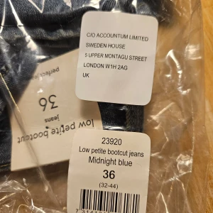 Midnight blue bootcut jeans - Snygga low petite bootcut jeans i en djup midnattsblå färg. Perfekta för en stilren look med en klassisk bootcut passform. Passar utmärkt för dig som gillar en låg midja.