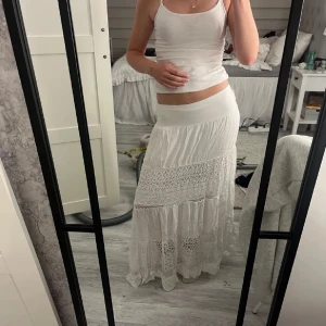 Vit långkjol med spetsdetaljer - En jätte fin långkjol med spets detaljer som inte kommer till användning längre den är i storlek s-xs 