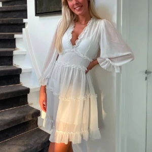 Vit sommarklänning - Säljer denna superfina vita klänningen som passar perfekt till studenten eller som en fin sommarklänning🩷 Den är från märket BY ØRBÆK DESIGN och helt oanvänd då den aldrig användes vid studenten✨ Klänningen är i storlek S. Hör av er vid frågor🩷✨