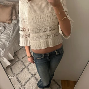 Vit stickad tröja - Säljer denna supersnygga tröja från mango💕💕💕 i storlek xxs