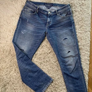 Jacob Cohen jeans  - Fräsha jeans ifrån lyxvarumärket Jacob Cohen. Jeansen är handgjorda i Italien med en oslagbart kvalitet! Nypris≈5000 mitt pris 1599, otroligt bra skick | endast jeansen tillkommer, Hör av er vid eventuella frågor eller liknande, snabb affär uppskattas! 