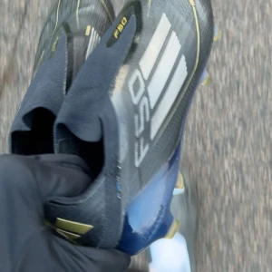 Svarta Adidas F50 fotbollsskor - Säljer mina f50s då dom är försmå för mig, jävligt bra skick. Använda 5-6 gånger och inga små skador över huvudtaget. Lägg prisförslag o pruta lite så kommer vi överens om ett relevant pris