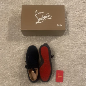  Christian Louboutin - Jag säljer mina loubitins skor. De är helt äkta och har inte använt de så mycket. Kvaliten är bra och de är helt skadefria. Det är bara att höra av sig om ni undrar något.