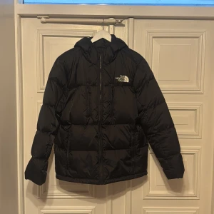 The north face vinterjacka - Säljer en svart dunjacka från The North Face i storlek XL. Använd under 10 gånger vilket gör att den är i nyskick. Nypris 2500, mitt pris 1900