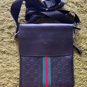 Väska Axelväska - Helt ny. Helt ny. Precis som originalet. 