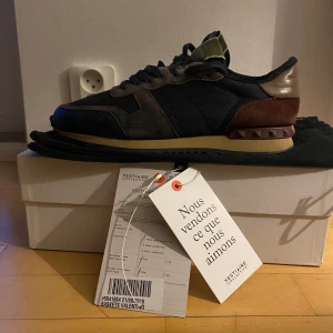 Valentino Rockrunner sneakers - Säljer dessa feta valentino rockrunners❗️ nypris är runt 5000-7000 kr mitt pris är 1450 kr kan diskuteras. Storlek 42,  Skick 8/10 lite defekter som visas på bilden. Box, 2 dustbags och kvitto ingår. Hör av om några frågor eller pris !