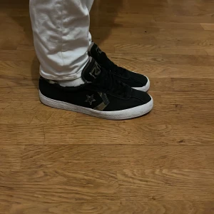 Svarta Converse skor - Converse skor i okej skick 6/10. Se bilder. Stolek 42