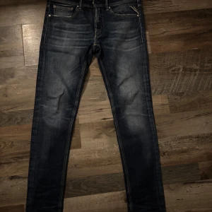 Mörkblå jeans från Replay - Snygga mörkblå jeans från Replay med klassisk femficksdesign. Perfekta för en stilren look. 31W 32L,  Inga hål, tveka inte att skriva vid ytterligare frågor😁