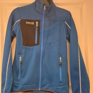 Lager 2 jacka/tröja  från 8848 Altitude strl 36 - Mycket sparsamt använd tröja från 8848. Fleece på insidan. Passar bra under skaljackan eller som en separat jacka/tröja under vår/sommar/höst vid fritidsaktiviteter tex vandring. 